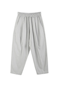 Pantaloni gri deschis casual pentru bărbați, croială lejeră, talie elastică și șnur reglabil, ideali pentru ținute moderne și confortabile.