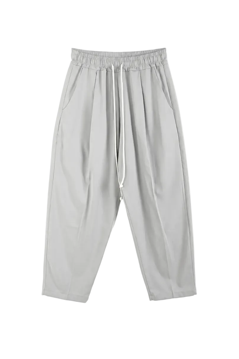 Pantaloni gri deschis casual pentru bărbați, croială lejeră, talie elastică și șnur reglabil, ideali pentru ținute moderne și confortabile.