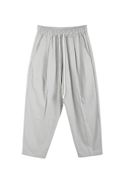 Pantaloni gri deschis casual pentru bărbați, croială lejeră, talie elastică și șnur reglabil, ideali pentru ținute moderne și confortabile.