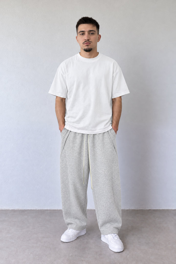 Pantaloni gri-melanj pentru bărbați LEO26 cu șnur lung, purtați cu tricou alb, vedere integrală.