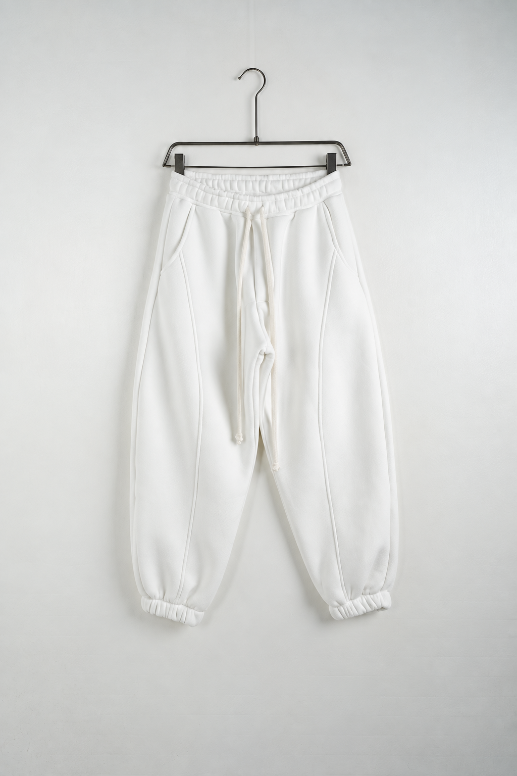 Pantaloni Jogger Balloon Fit Bărbați Albi, vedere frontală pe umeraș, fundal deschis