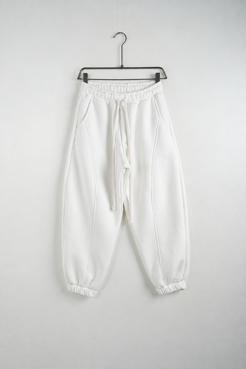 Pantaloni Jogger Balloon Fit Bărbați Albi, vedere frontală pe umeraș, fundal deschis