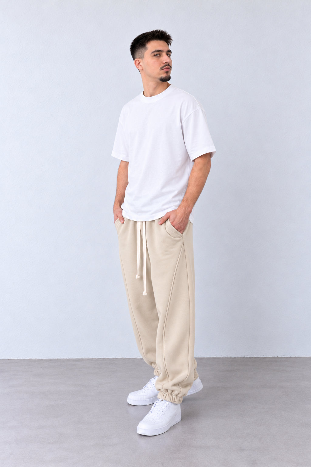 Pantaloni Jogger Balloon Fit Bărbați Bej, vedere integrală pe model cu capul ușor întors sau înclinat.
