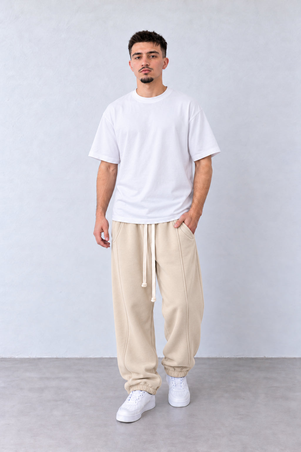 Pantaloni Jogger Balloon Fit Bărbați Bej, vedere integrală pe model, în postură naturală.