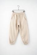 Pantaloni Jogger Balloon Fit Bărbați Bej, vedere frontală pe umeraș, fundal deschis