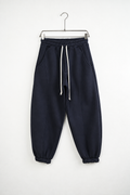 Pantaloni Jogger Balloon Fit Bărbați Bleumarin, vedere frontală pe umeraș, fundal deschis