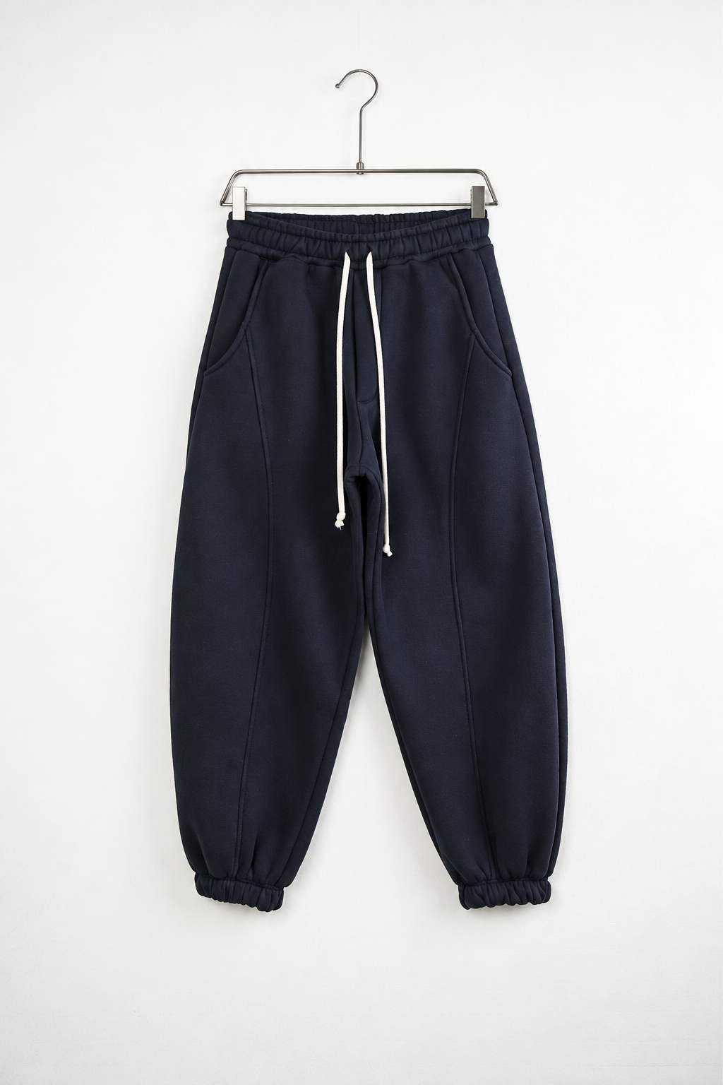 Pantaloni Jogger Balloon Fit Bărbați Bleumarin, vedere frontală pe umeraș, fundal deschis