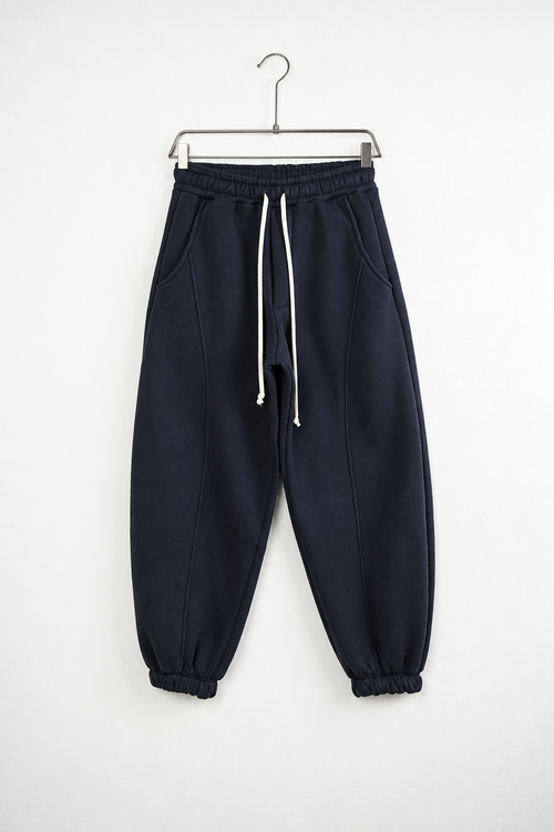 Pantaloni Jogger Balloon Fit Bărbați Bleumarin, vedere frontală pe umeraș, fundal deschis