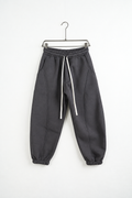 Pantaloni Jogger Balloon Fit Bărbați Gri Antracit, vedere frontală pe umeraș, fundal deschis