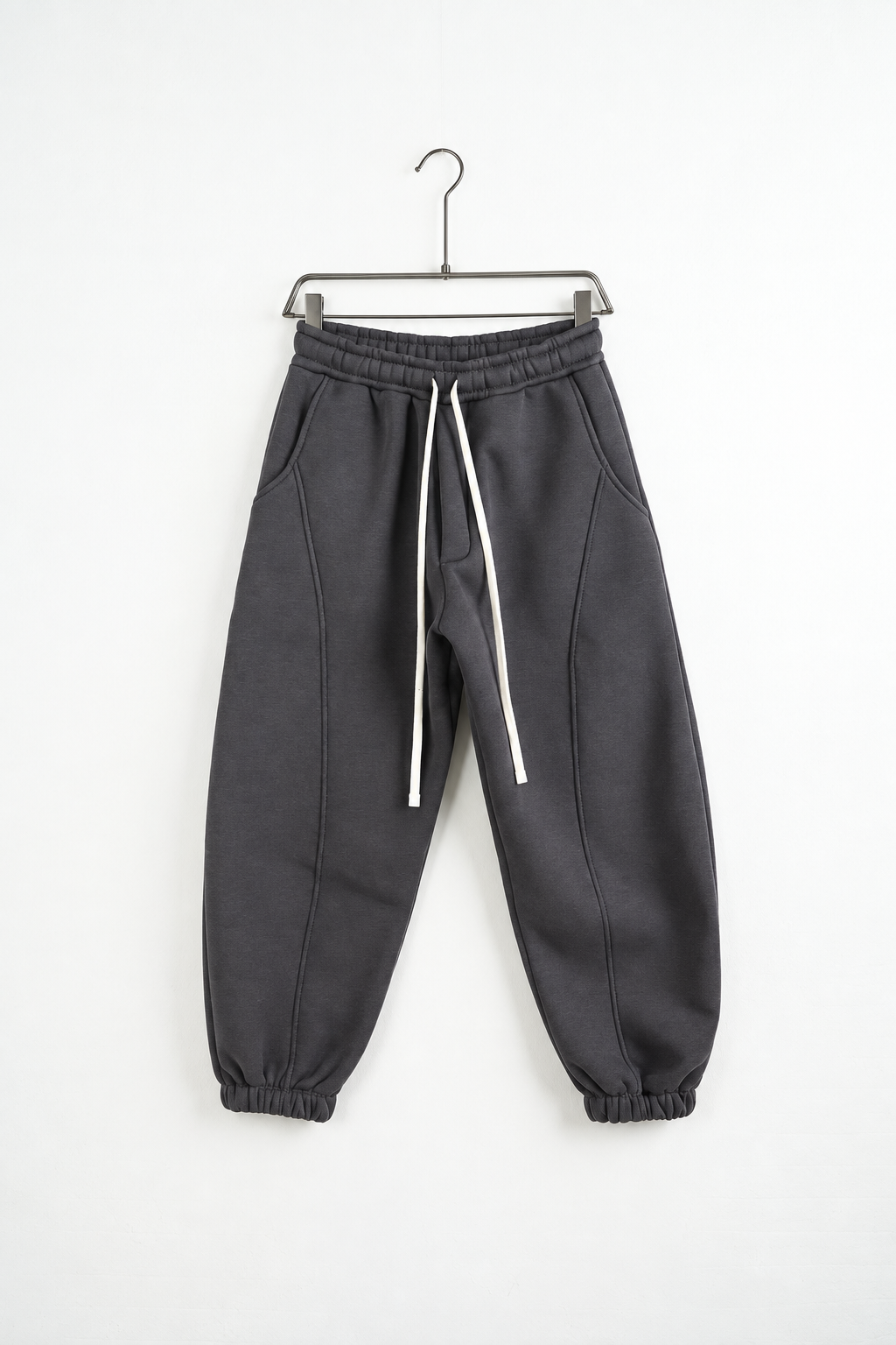 Pantaloni Jogger Balloon Fit Bărbați Gri Antracit, vedere frontală pe umeraș, fundal deschis