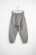 Pantaloni Jogger Balloon Fit Bărbați Gri Campus, vedere frontală pe umeraș, fundal deschis