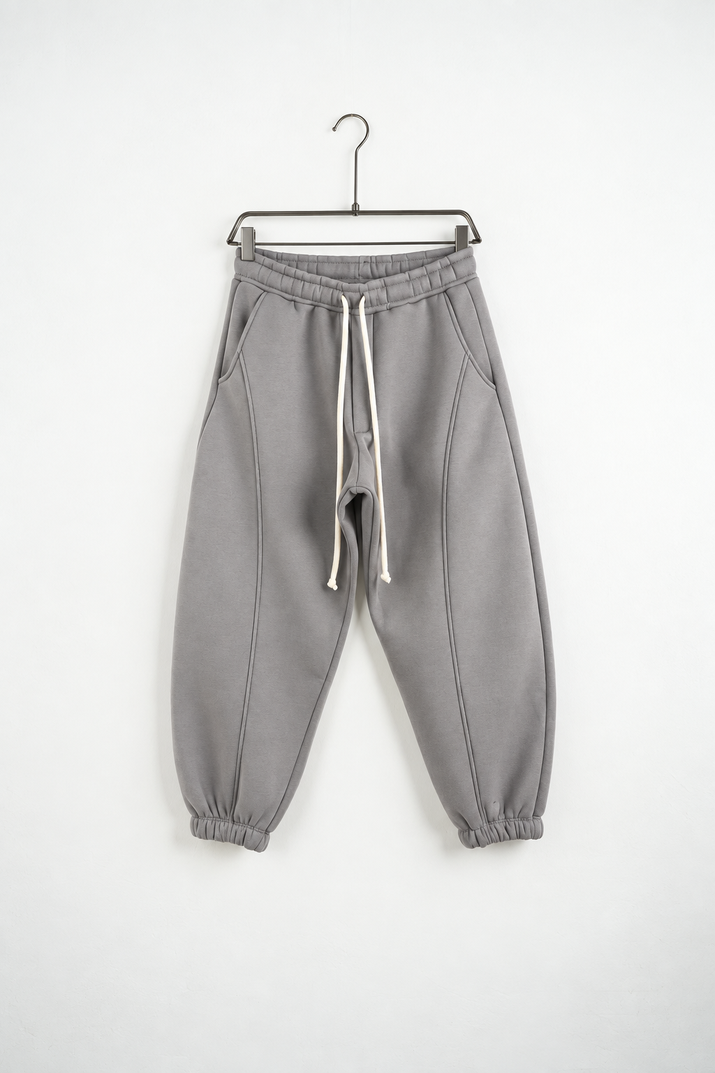 Pantaloni Jogger Balloon Fit Bărbați Gri Campus, vedere frontală pe umeraș, fundal deschis