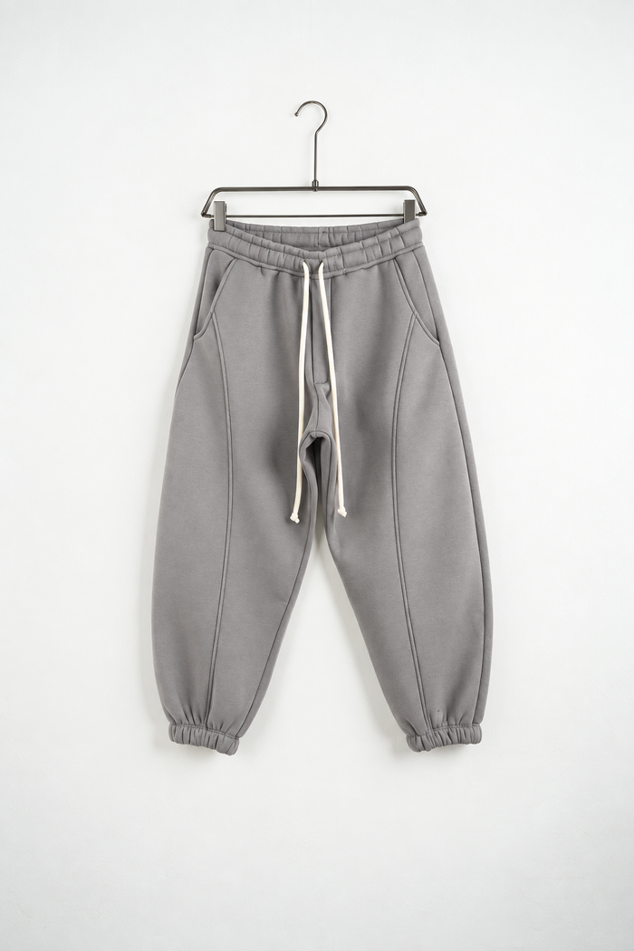 Pantaloni Jogger Balloon Fit Bărbați Gri Campus, vedere frontală pe umeraș, fundal deschis