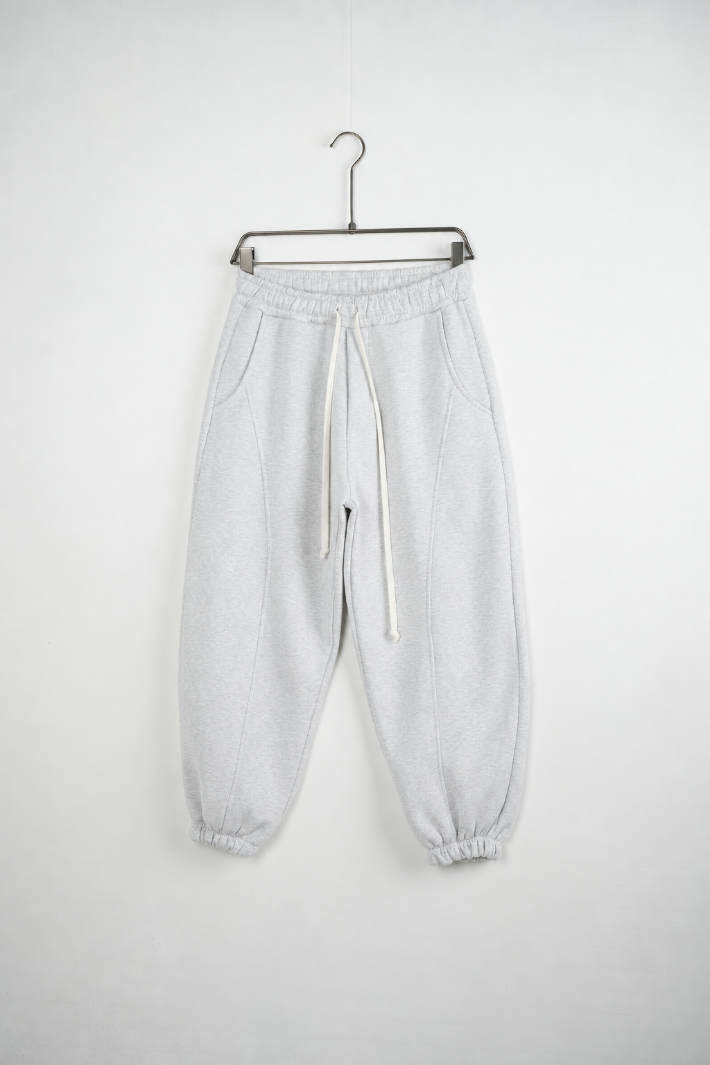Pantaloni Jogger Balloon Fit Bărbați Gri Melanj, vedere frontală pe umeraș, fundal deschis