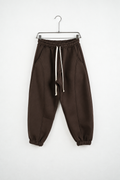 Pantaloni Jogger Balloon Fit Bărbați Maro, vedere frontală pe umeraș, fundal deschis