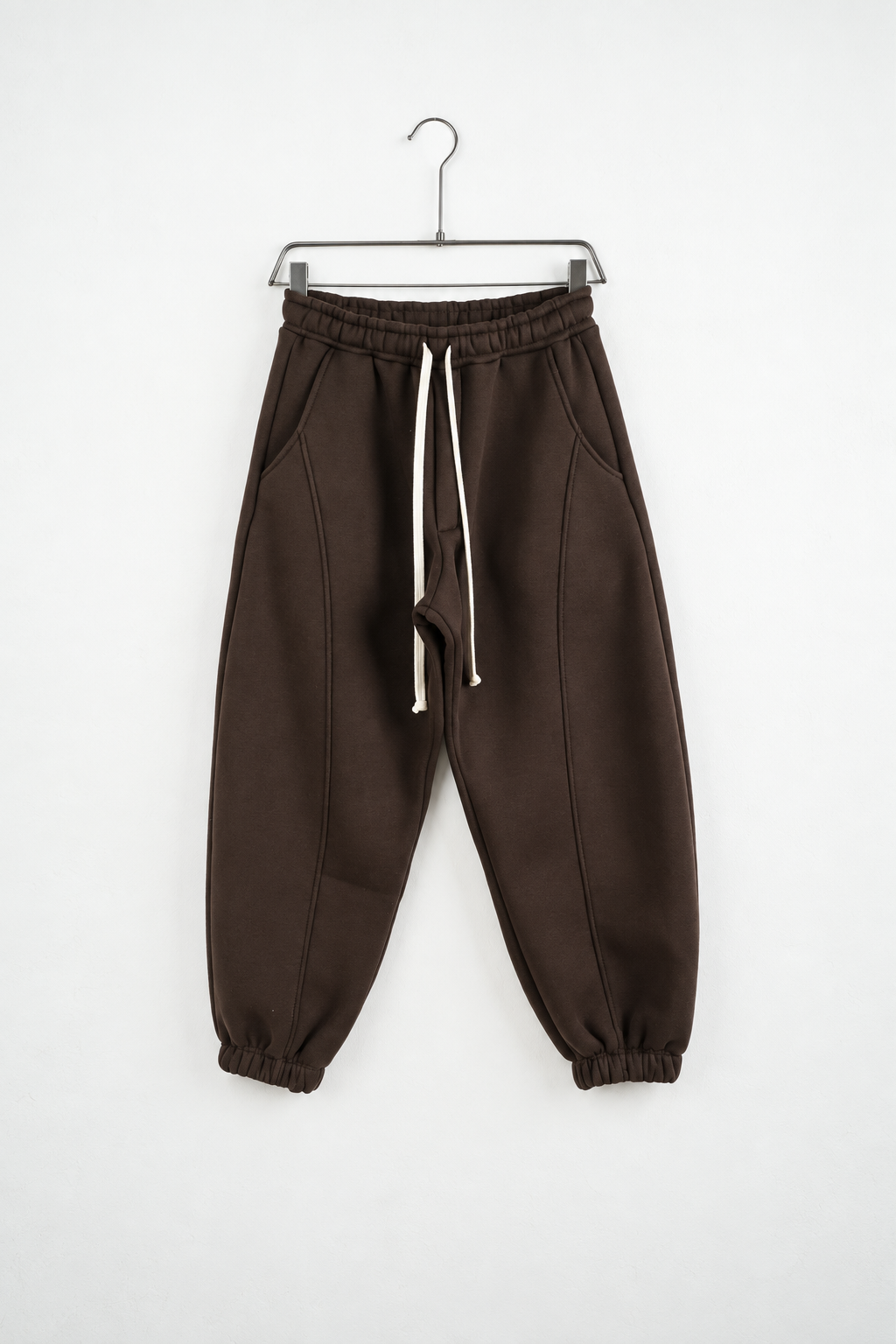Pantaloni Jogger Balloon Fit Bărbați Maro, vedere frontală pe umeraș, fundal deschis
