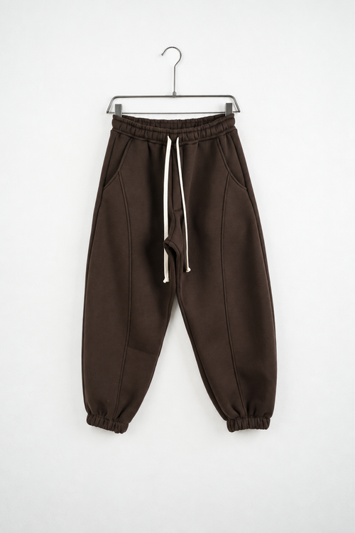 Pantaloni Jogger Balloon Fit Bărbați Maro, vedere frontală pe umeraș, fundal deschis
