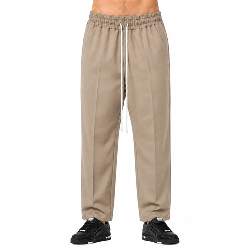 Pantaloni cu croială largă bărbați bej, purtați de model, vedere frontală