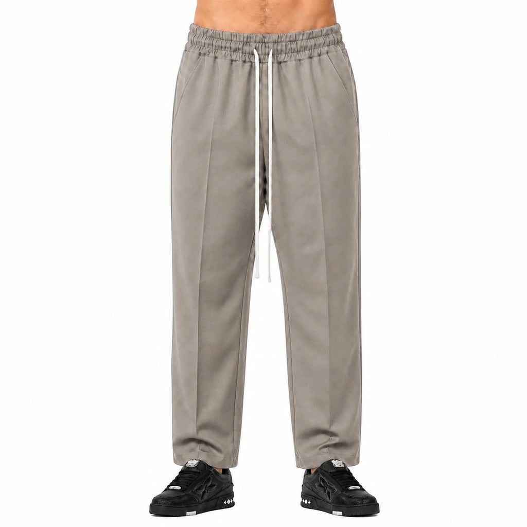 Pantaloni cu croială largă bărbați grej, purtați de model, vedere frontală
