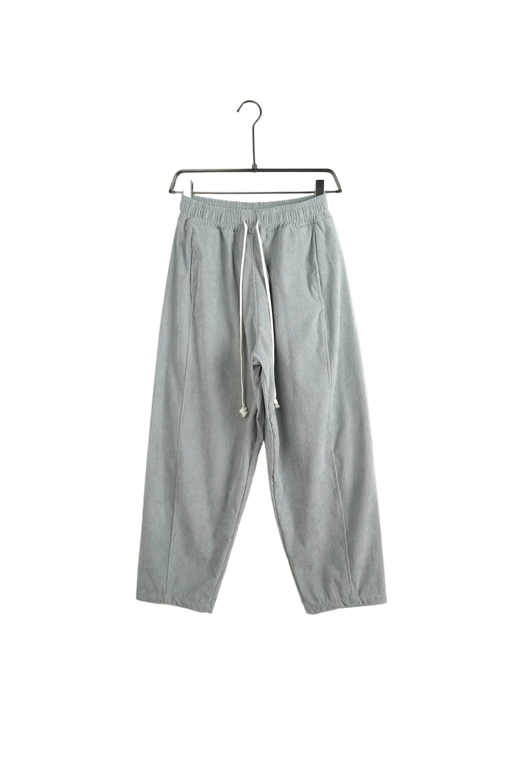 Pantaloni largi bărbați gri deschis cu model în dungi discrete și șnur lung alb, croială relaxată pentru un stil urban modern