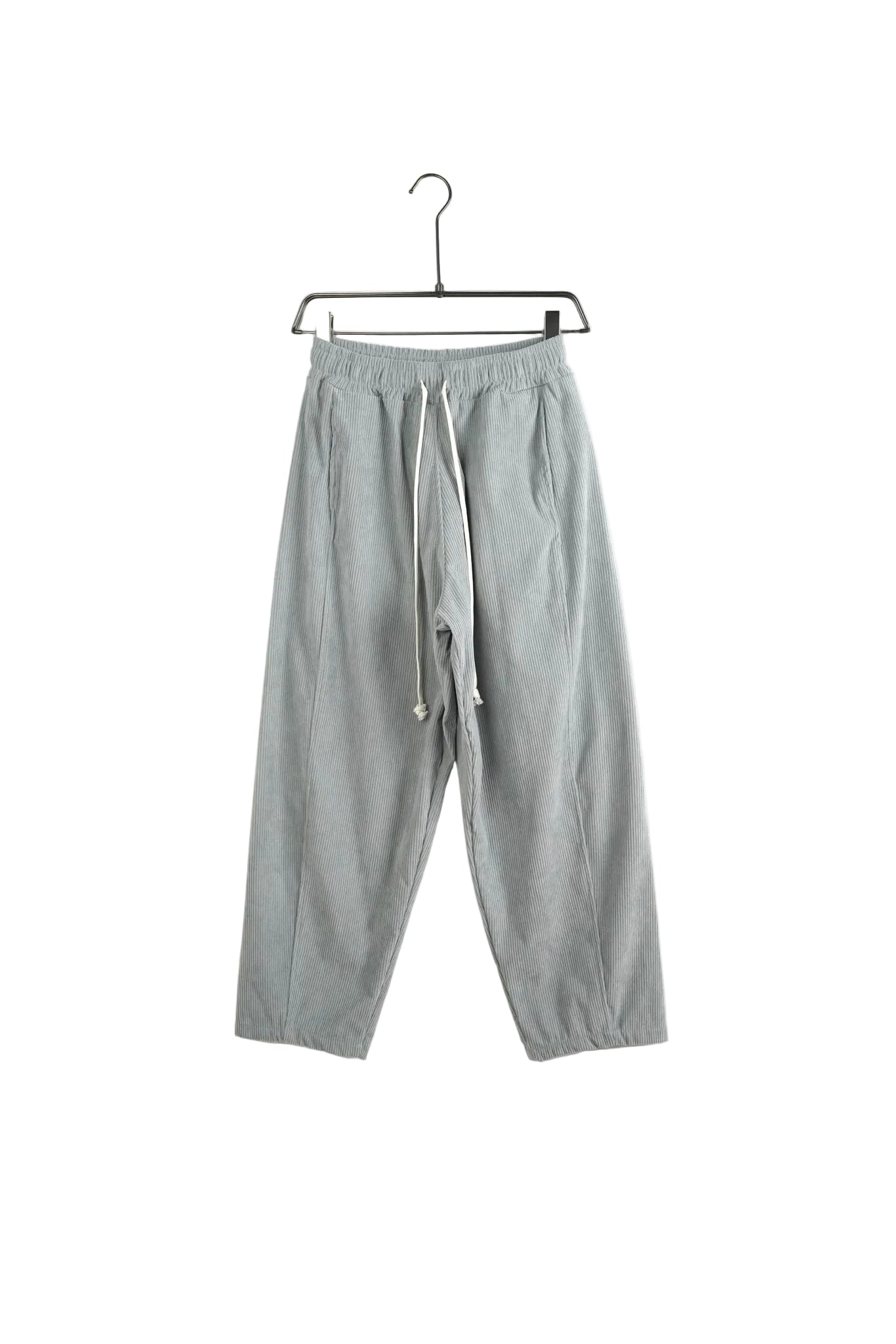Pantaloni largi bărbați gri deschis cu model în dungi discrete și șnur lung alb, croială relaxată pentru un stil urban modern