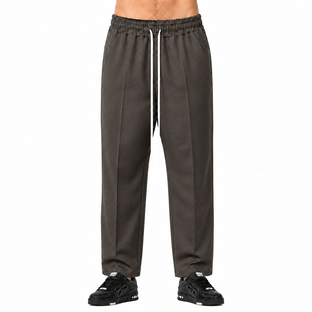 Pantaloni cu croială largă bărbați maro închis, purtați de model, vedere frontală