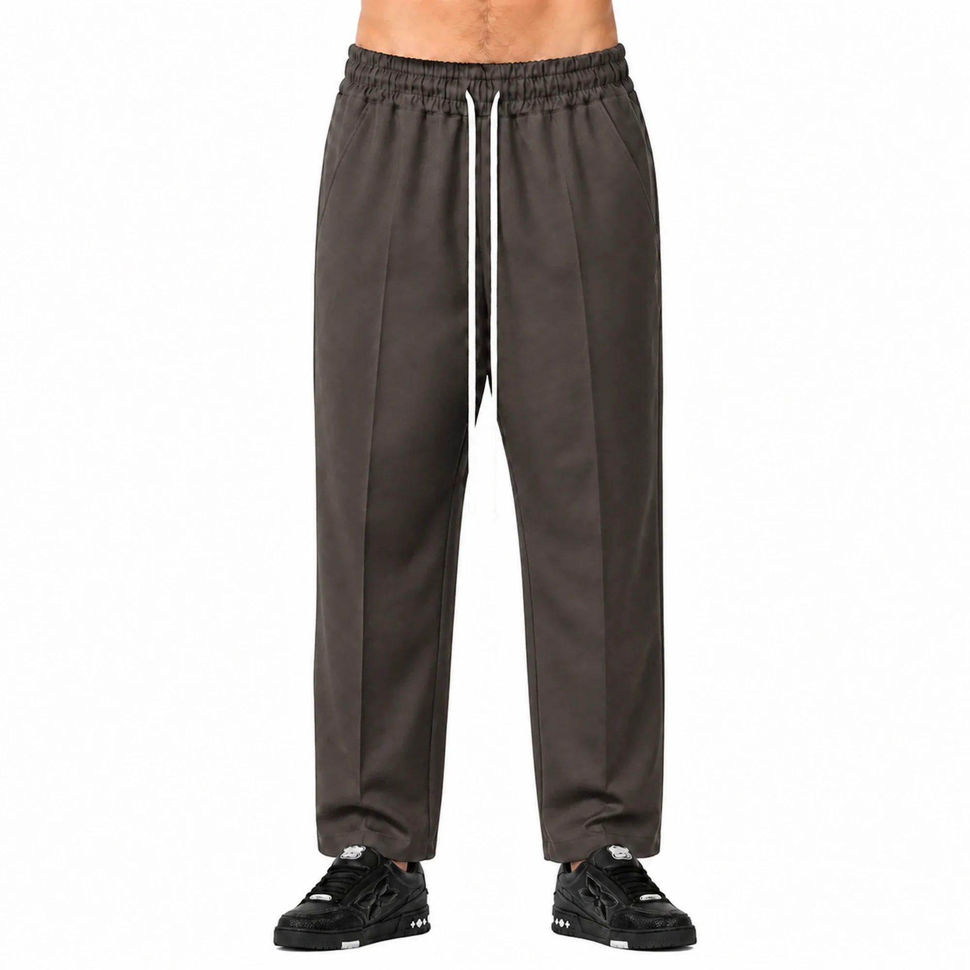 Pantaloni cu croială largă bărbați maro închis, purtați de model, vedere frontală