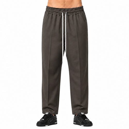 Pantaloni cu croială largă bărbați maro închis, purtați de model, vedere frontală