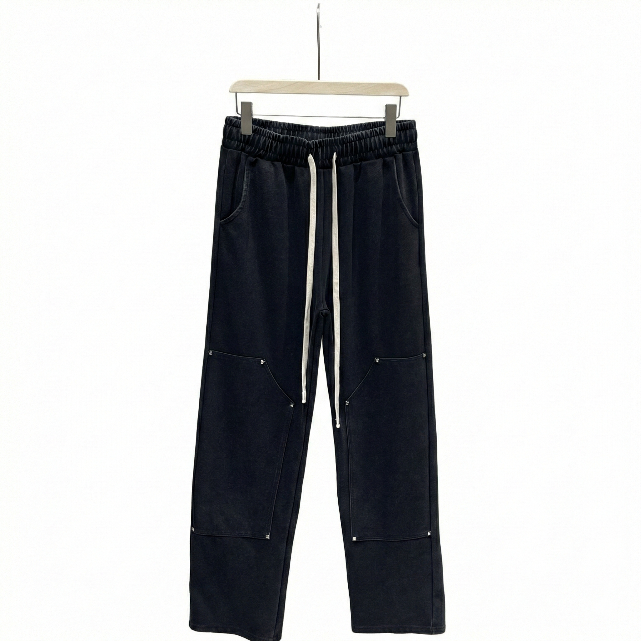 Pantaloni largi din bumbac pentru bărbați, nuanță negru spălat, accesorizați cu capse de metal și șiret lung în talie