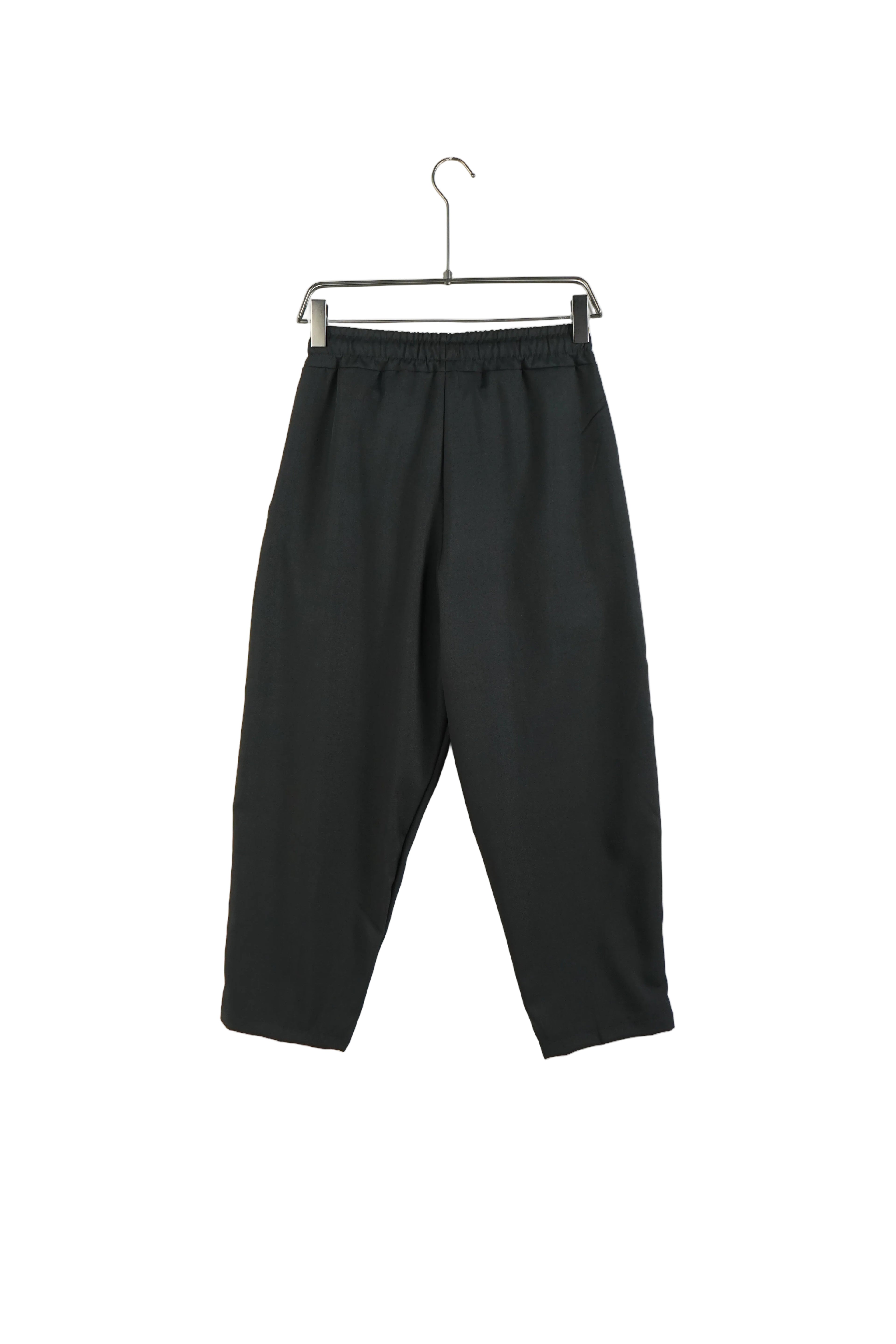 Pantaloni lungi negri cu croială largă și șnur reglabil în talie, fotografie de produs pe fundal alb