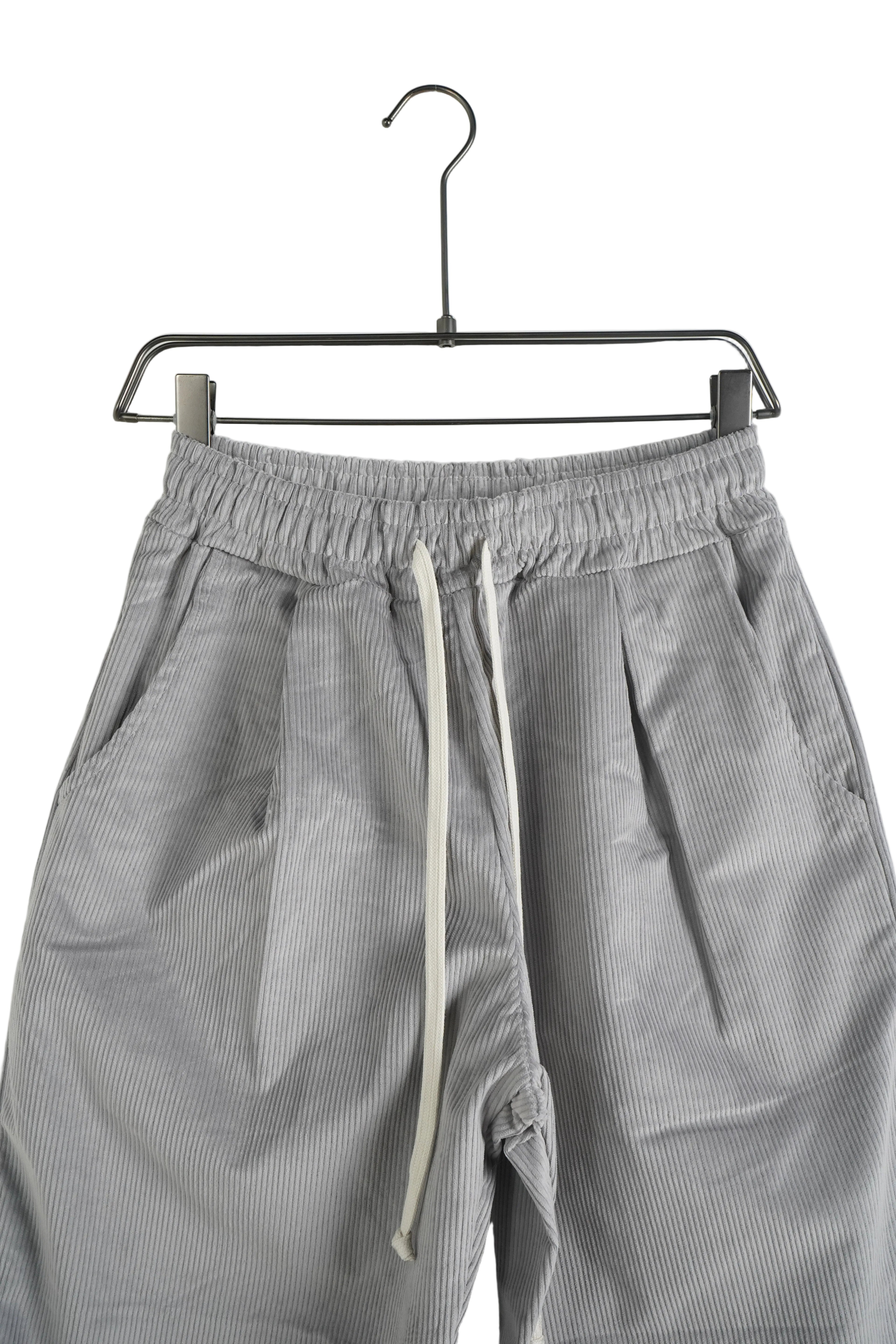 Ținută urbană cu pantaloni wide leg textură reiată, model pantaloni cu șiret lung vizibil pentru bărbați