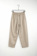 Pantaloni Lungi Ușor Slim Bărbați Camel cu Șnur Lung și Buzunar la Spate – fotografie produs pe umeraș
