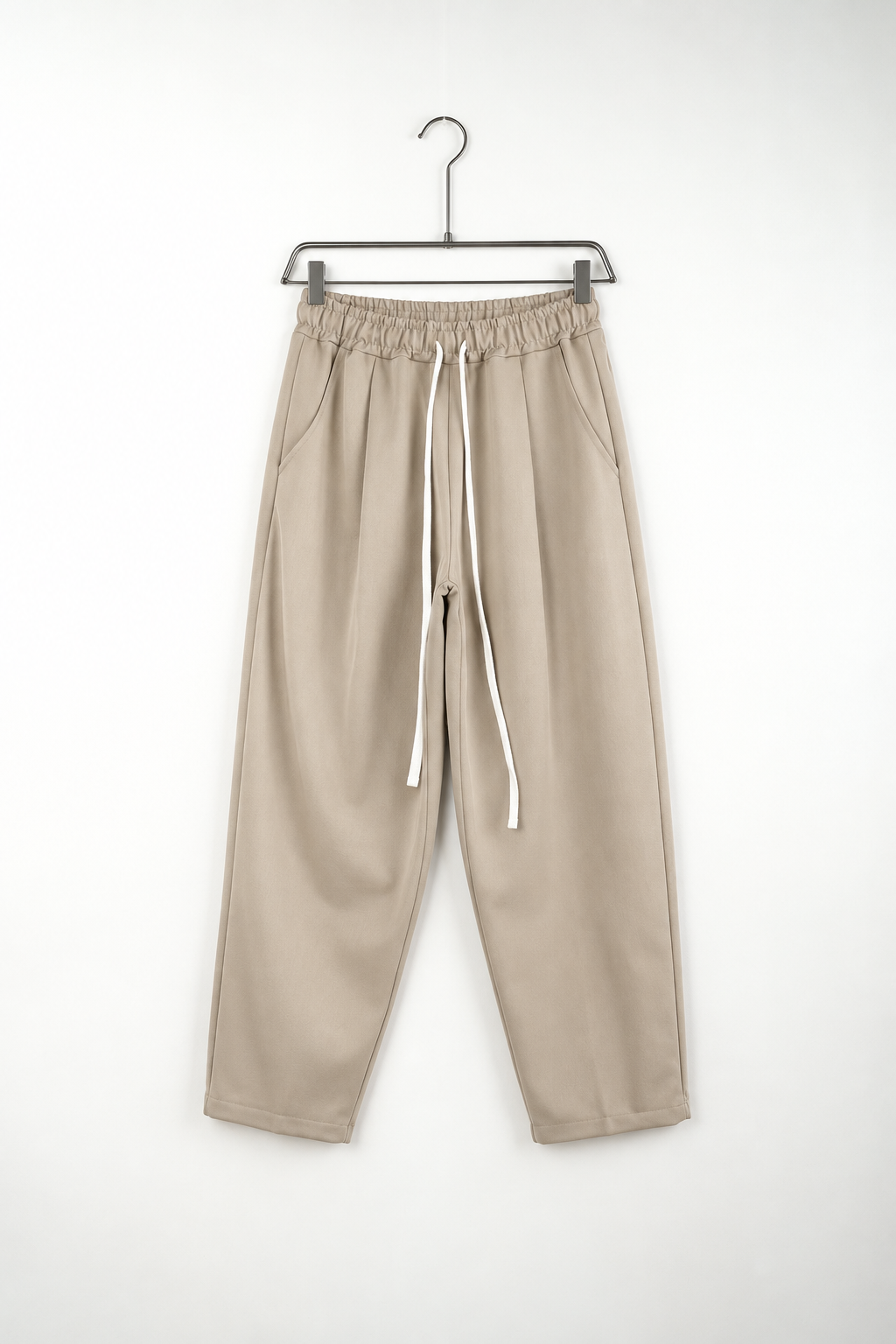 Pantaloni Lungi Ușor Slim Bărbați Camel cu Șnur Lung și Buzunar la Spate – fotografie produs pe umeraș