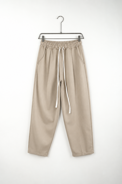 Pantaloni Lungi Ușor Slim Bărbați Camel cu Șnur Lung și Buzunar la Spate – fotografie produs pe umeraș