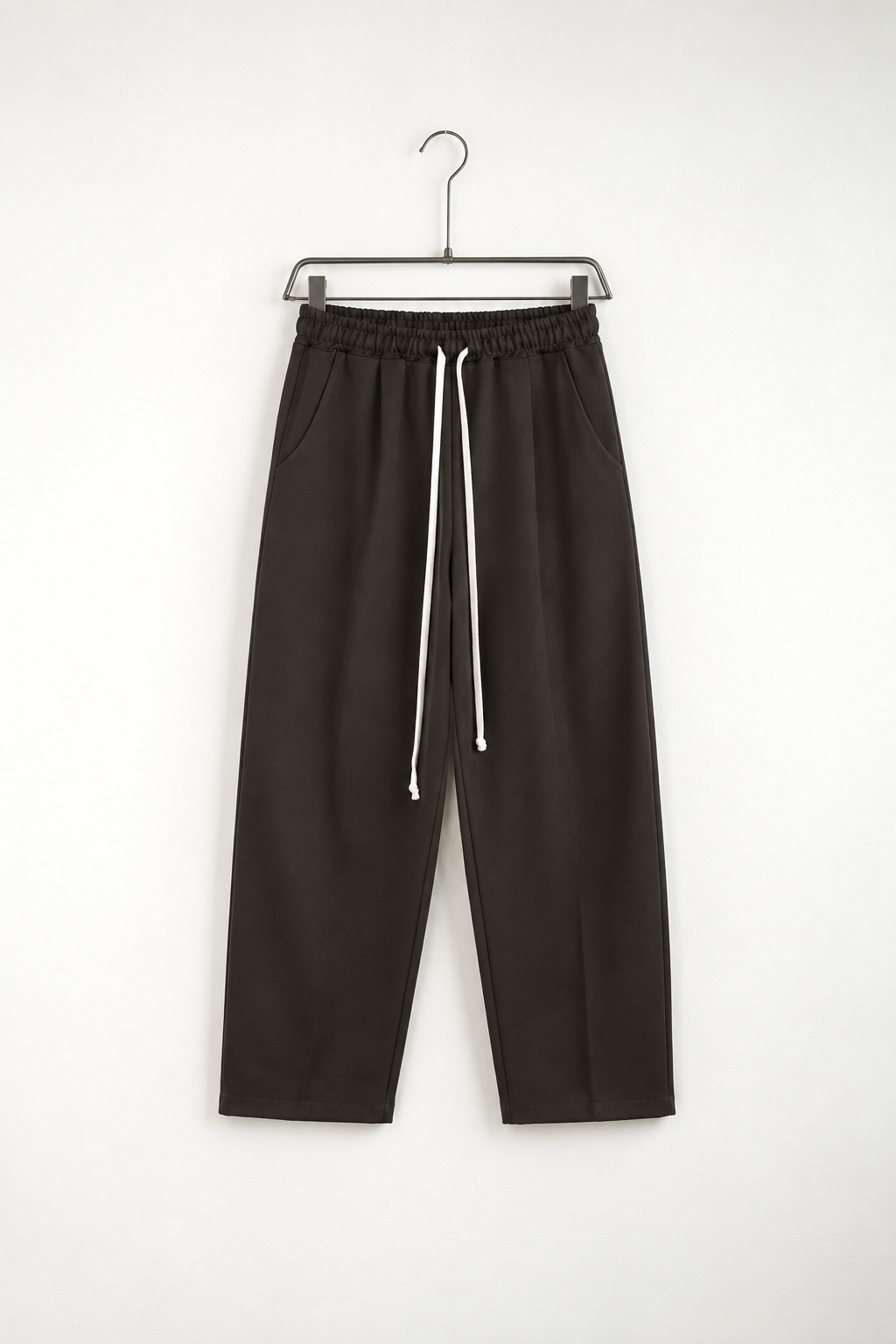 Pantaloni Lungi Ușor Slim Bărbați Maro cu Șnur Lung și Buzunar la Spate – fotografie produs pe umeraș