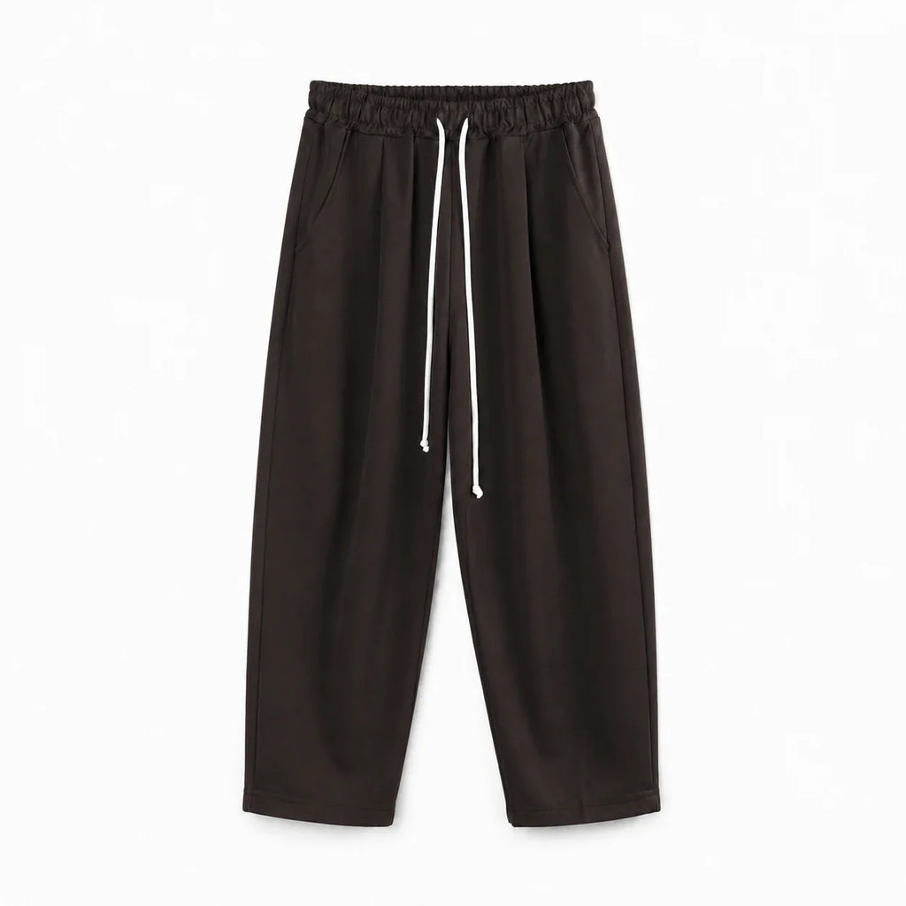 Pantaloni lungi maro cu croială largă pentru bărbați, vedere din față cu șnur ajustabil
