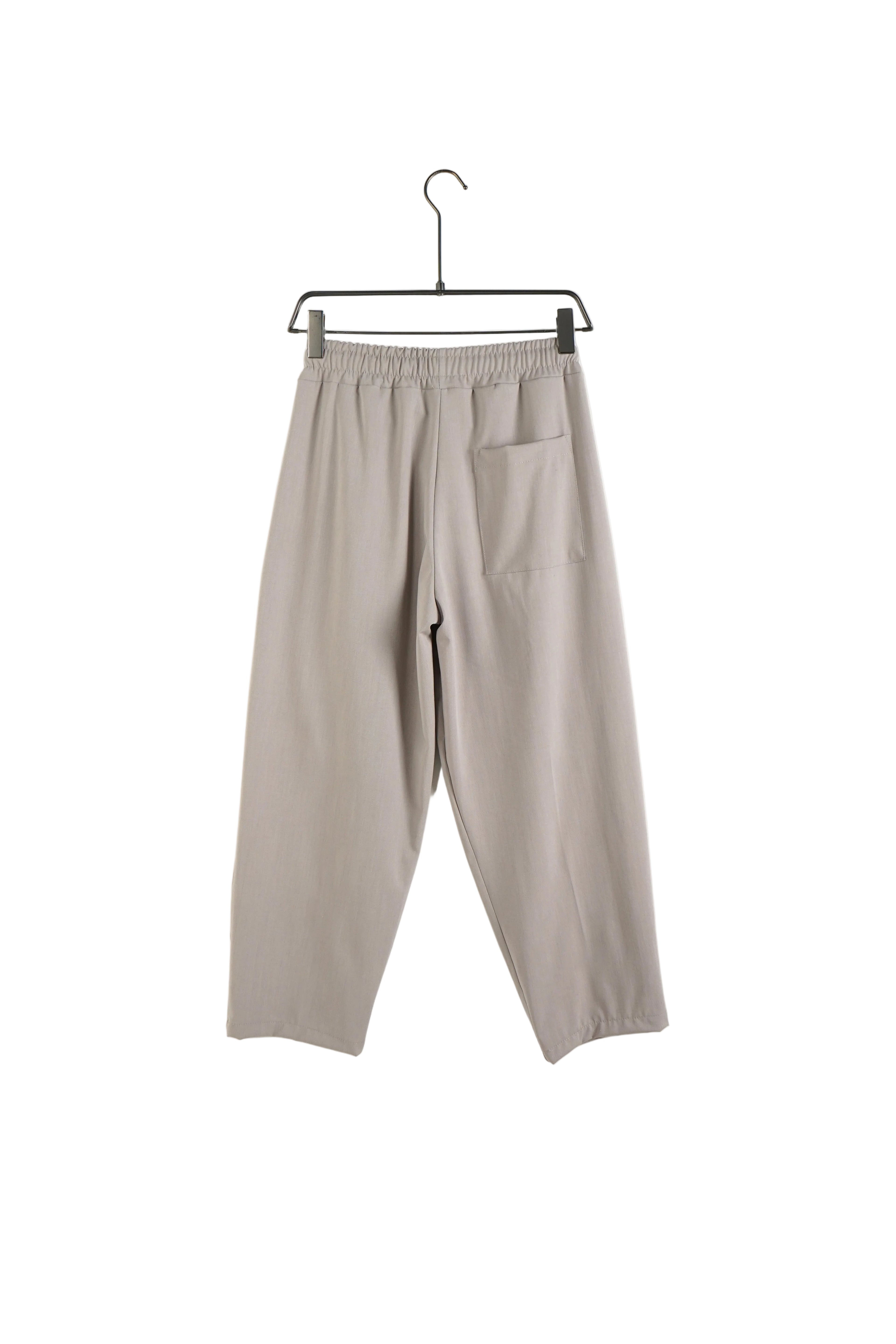 Pantaloni lungi bej bărbați, stil casual-urban cu șiret lung tip șnur și buzunar spate funcțional, trend 2026