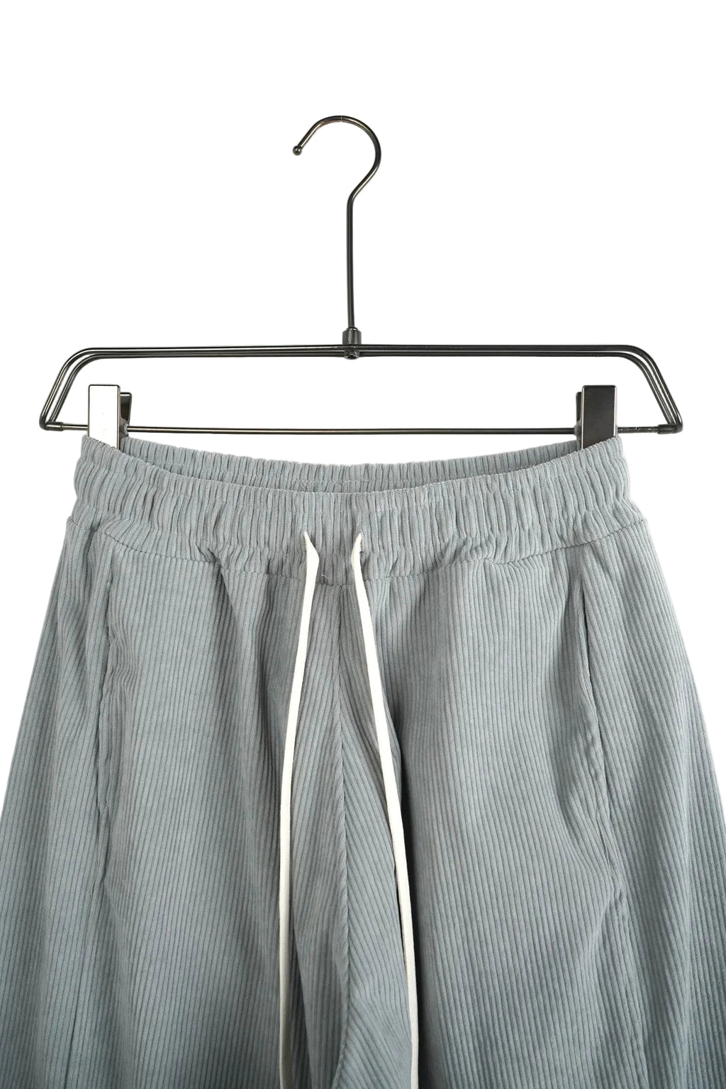 Pantaloni lungi bărbați gri cu dungi, stil casual-urban accesorizat cu șnur lung tip șiret, aspect vizual de impact și confort sporit