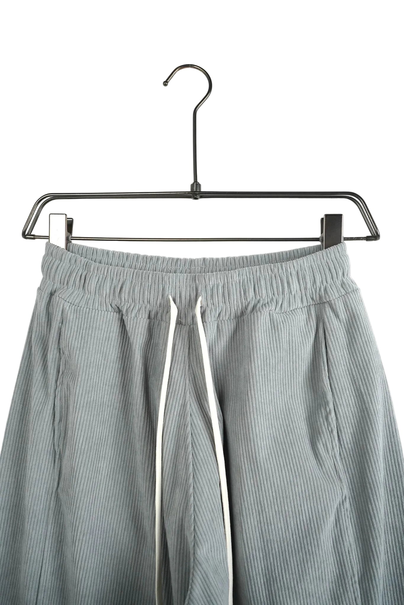 Pantaloni lungi bărbați gri cu dungi, stil casual-urban accesorizat cu șnur lung tip șiret, aspect vizual de impact și confort sporit