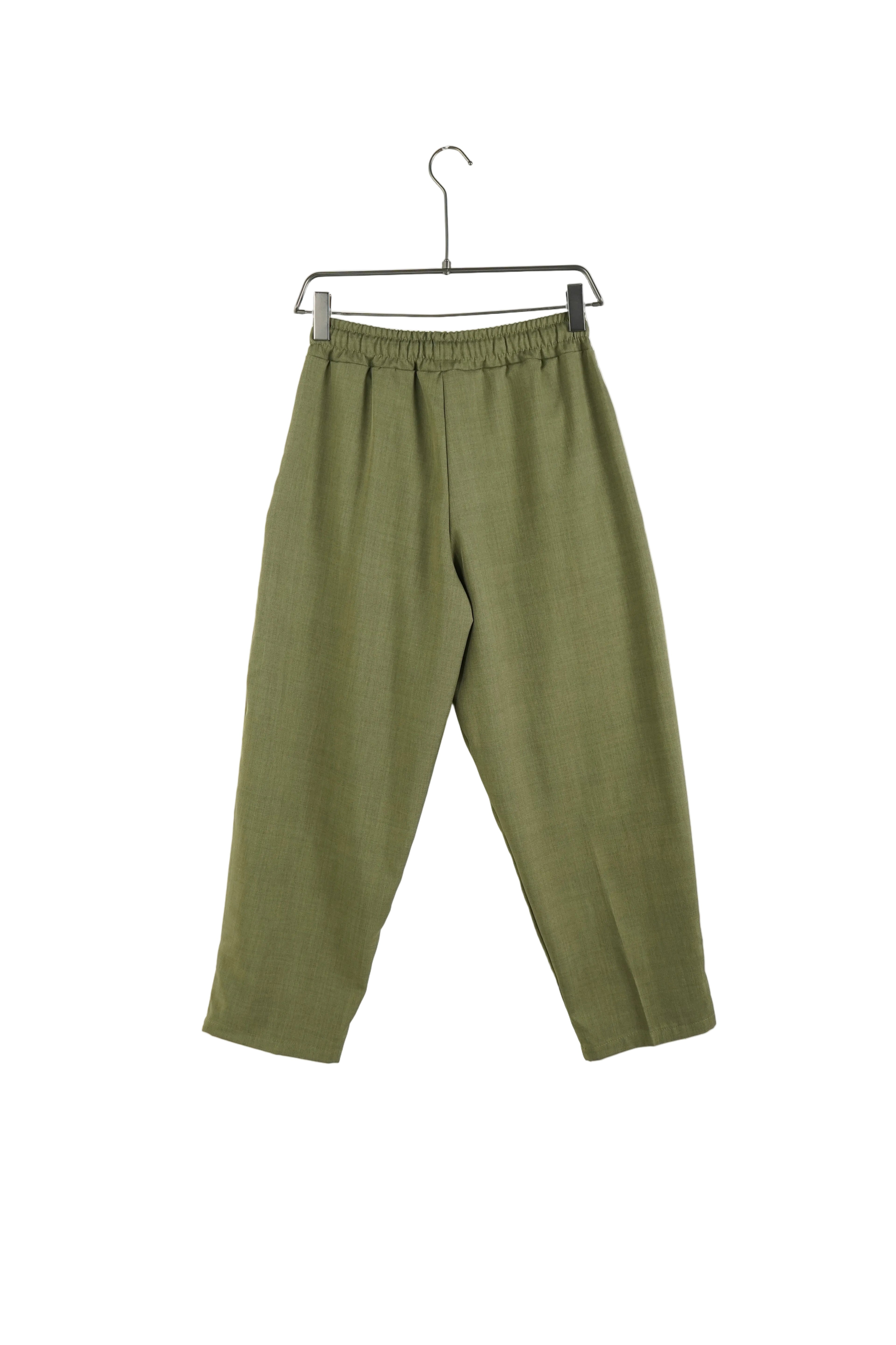 Ținută casual cu pantaloni largi verzi și șnur ornamental lung, model lung de primăvară 2026