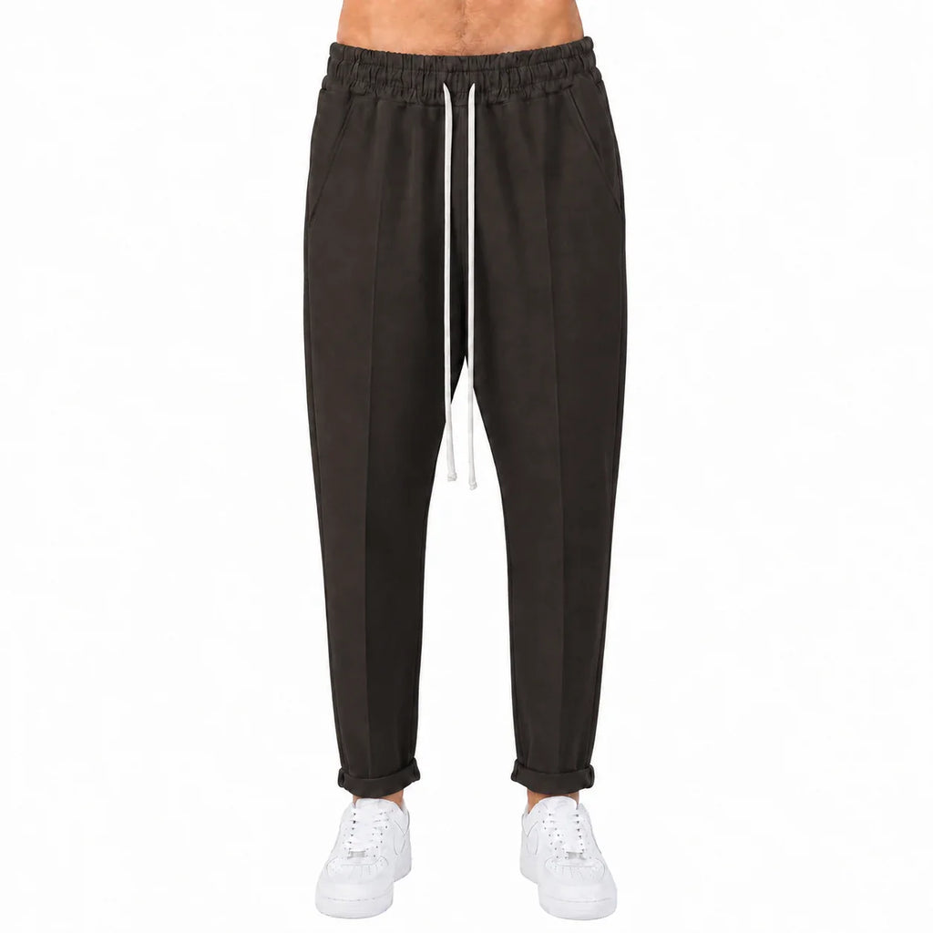 Pantaloni lungi slim maro pentru bărbați, model casual cu șnur, vedere din față