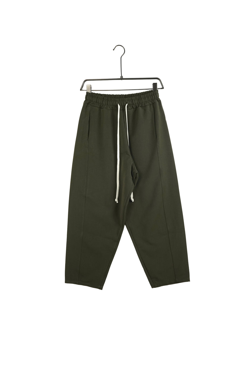 Pantaloni casual bărbați nuanță verde, croială wide leg accesorizată cu șnur lung tip șiret, aspect vizual de impact