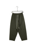 Pantaloni casual bărbați nuanță verde, croială wide leg accesorizată cu șnur lung tip șiret, aspect vizual de impact