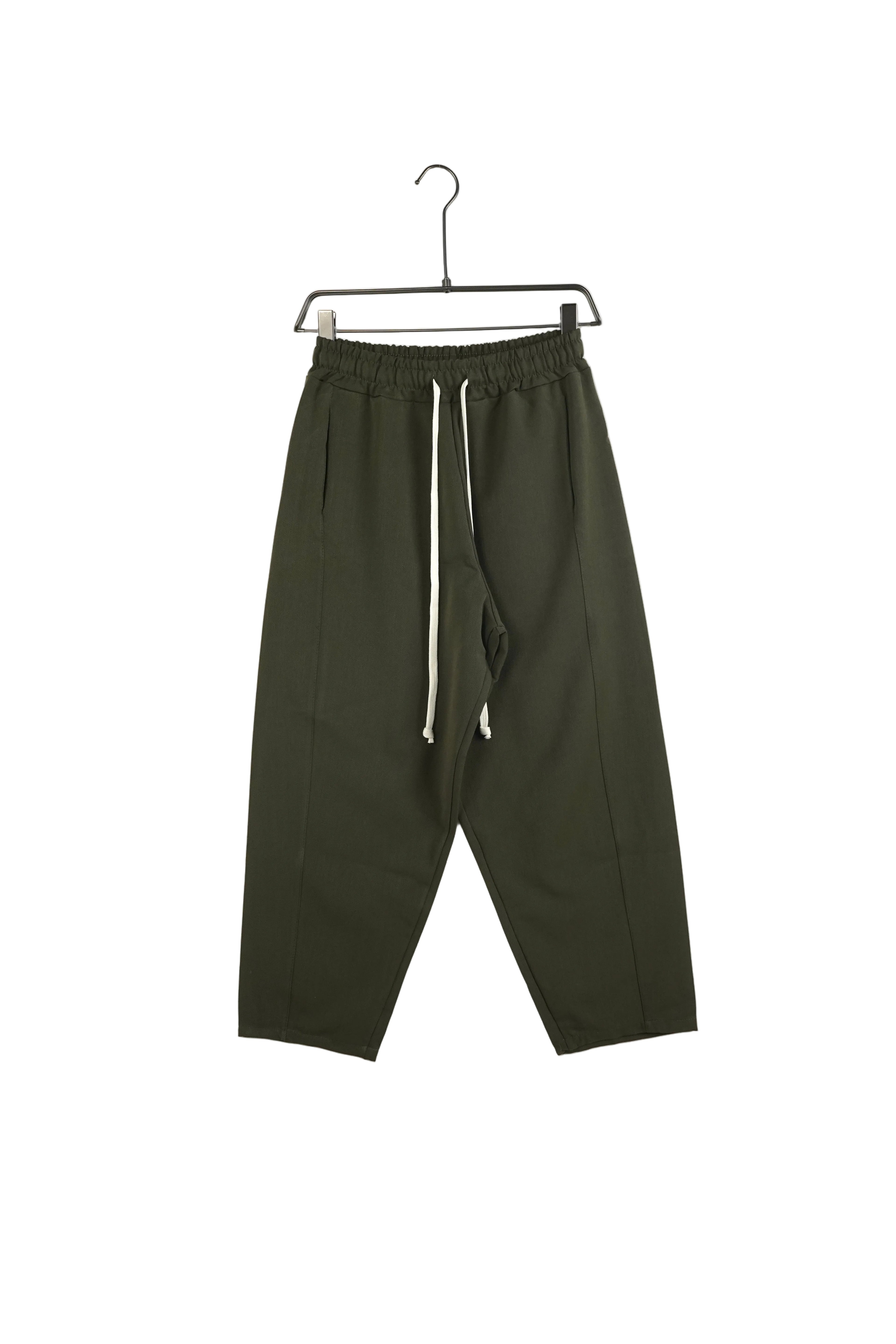 Pantaloni casual bărbați nuanță verde, croială wide leg accesorizată cu șnur lung tip șiret, aspect vizual de impact