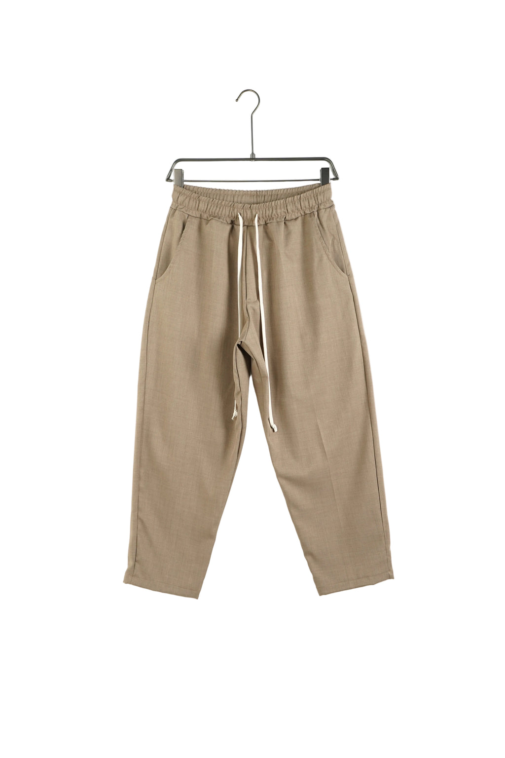 Pantaloni de barbati culoare maro deschis cu snur lung decorativ si talie elastica stil casual.