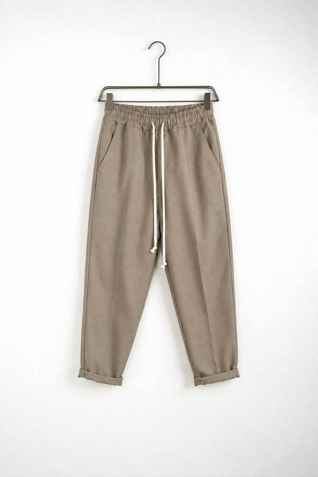 Pantaloni Lungi Slim Bărbați Casual Maro Deschis cu Șnur – fotografie produs pe umeraș