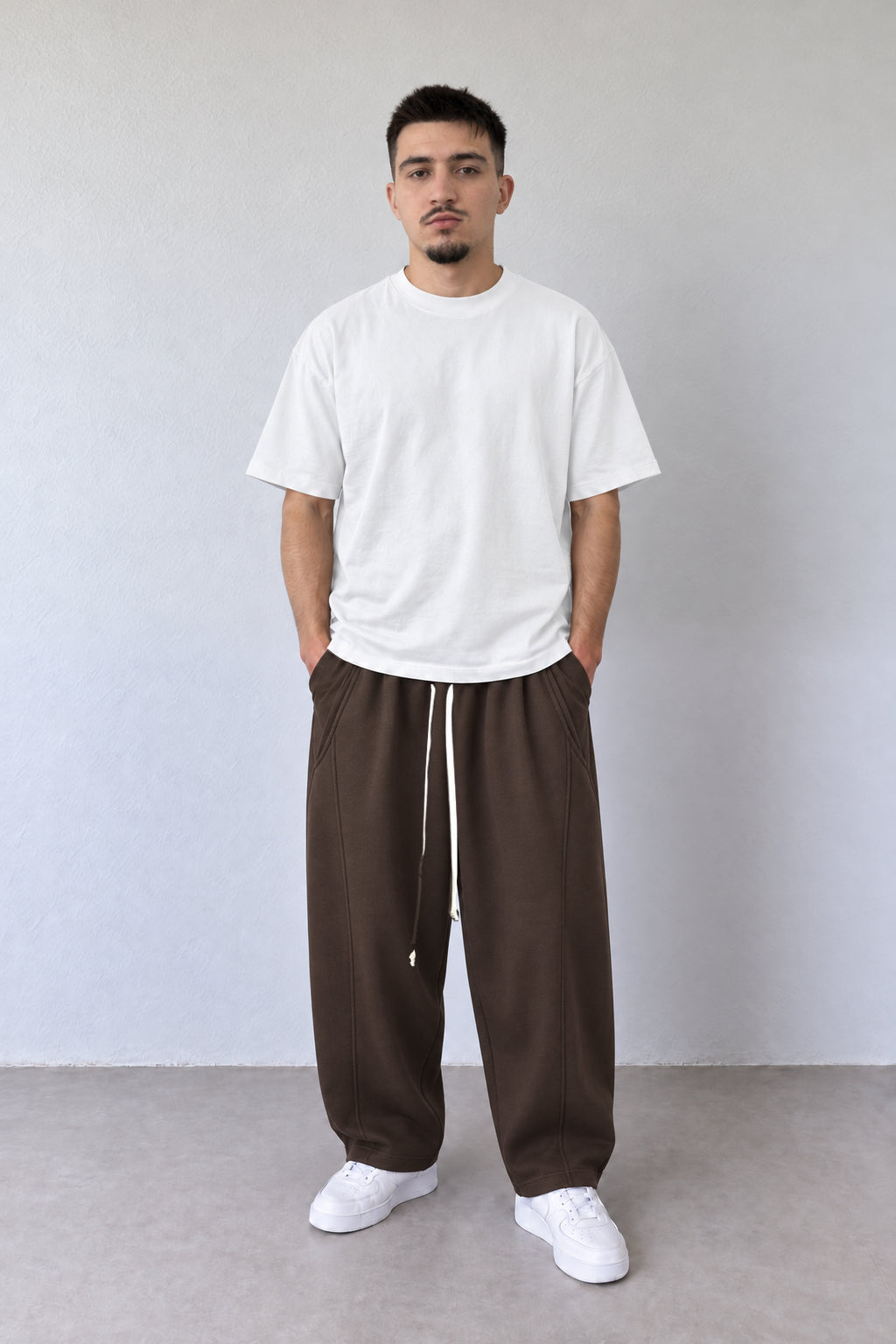 Pantaloni maro pentru bărbați LEO26 cu șnur lung, purtați cu tricou alb, vedere integrală.