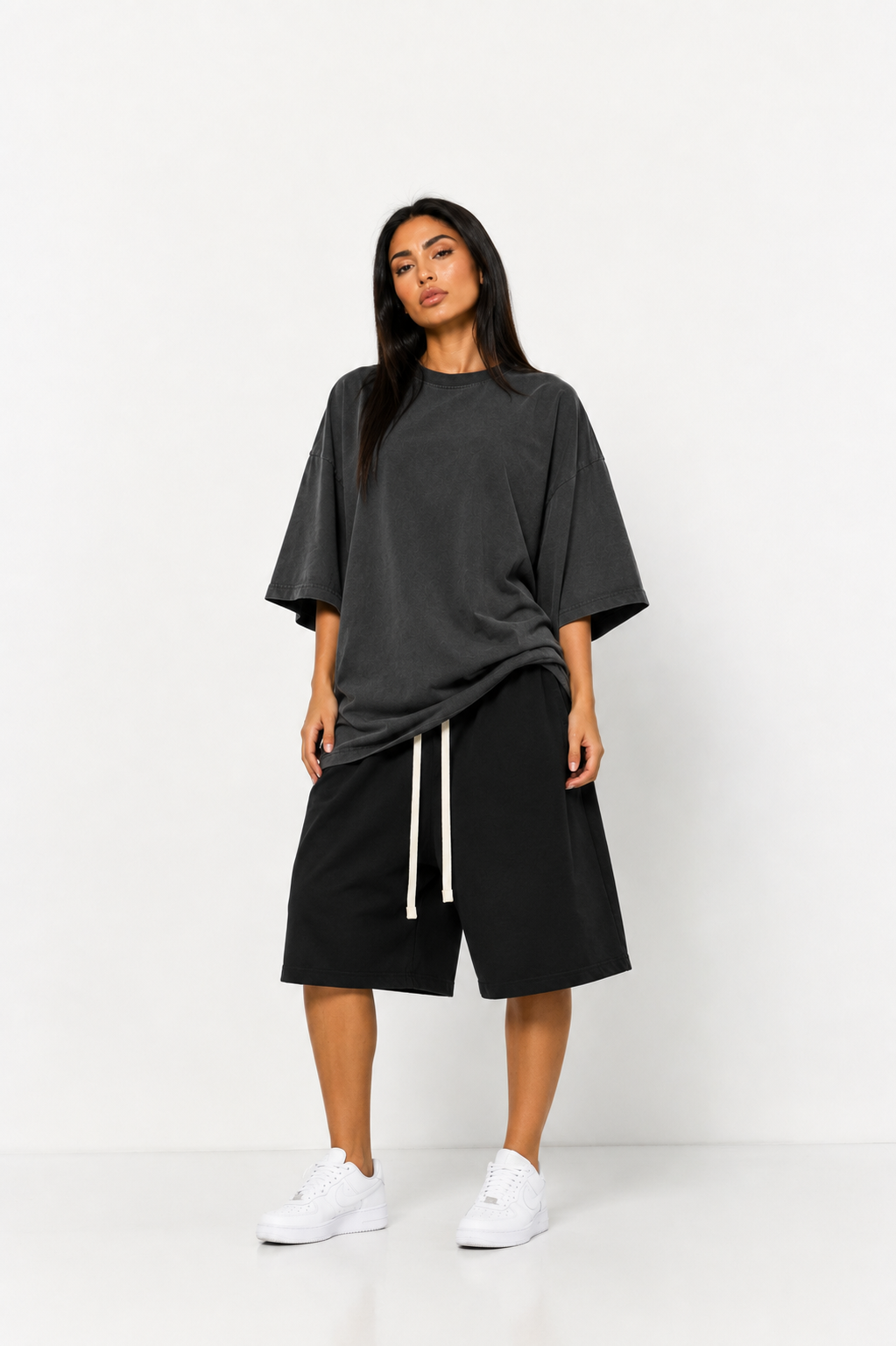 Pantaloni negri bărbătești din bumbac 100% pe model bărbat – material natural respirabil, fit confortabil și design versatil pentru orice sezon. Perfecți pentru ținute casual, smart casual și fashion urban masculin.