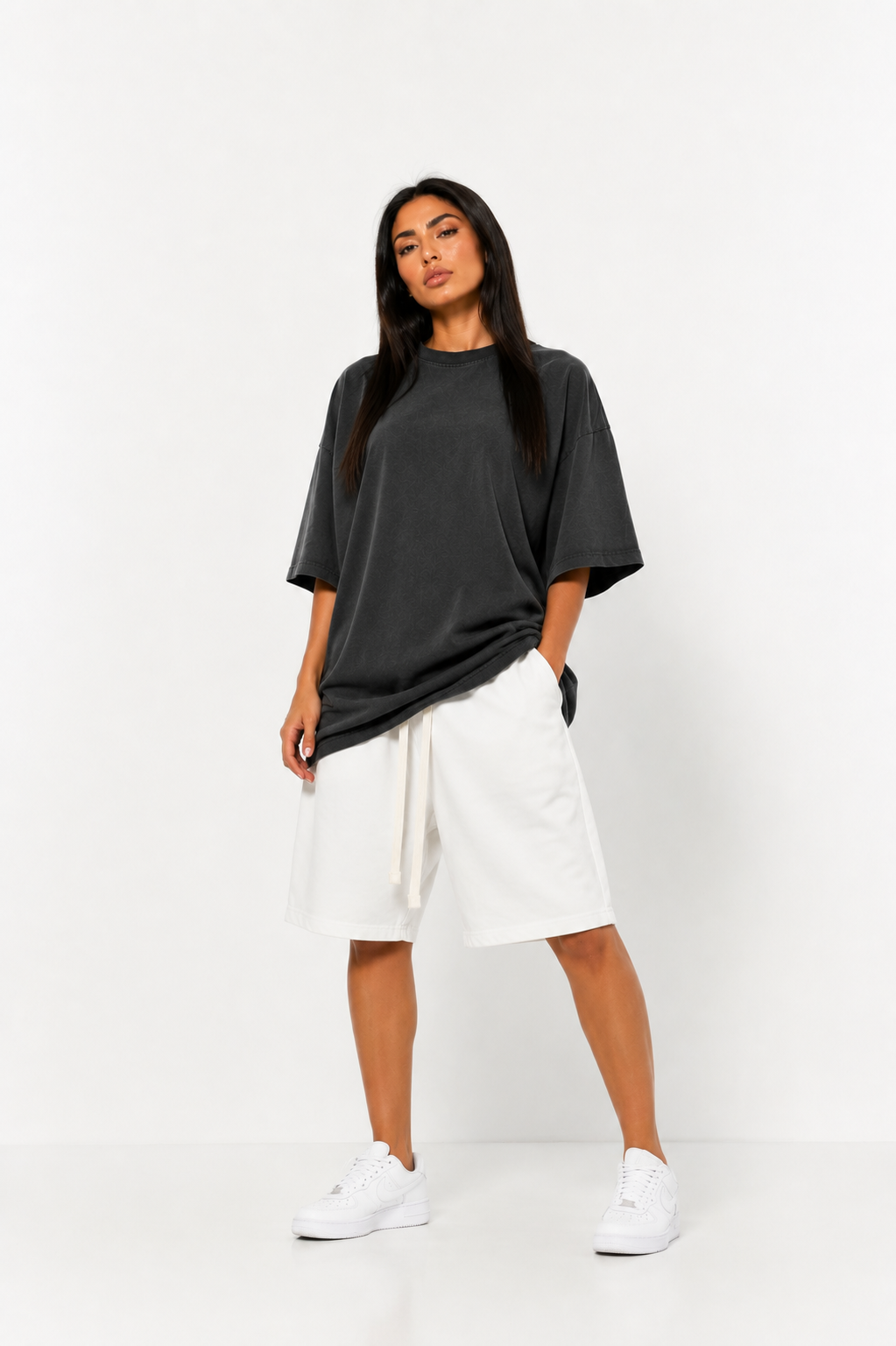 Pantaloni negri din bumbac 100% prezentați pe model masculin – alegerea ideală pentru confort zilnic, stil modern și outfituri masculine elegante sau casual.