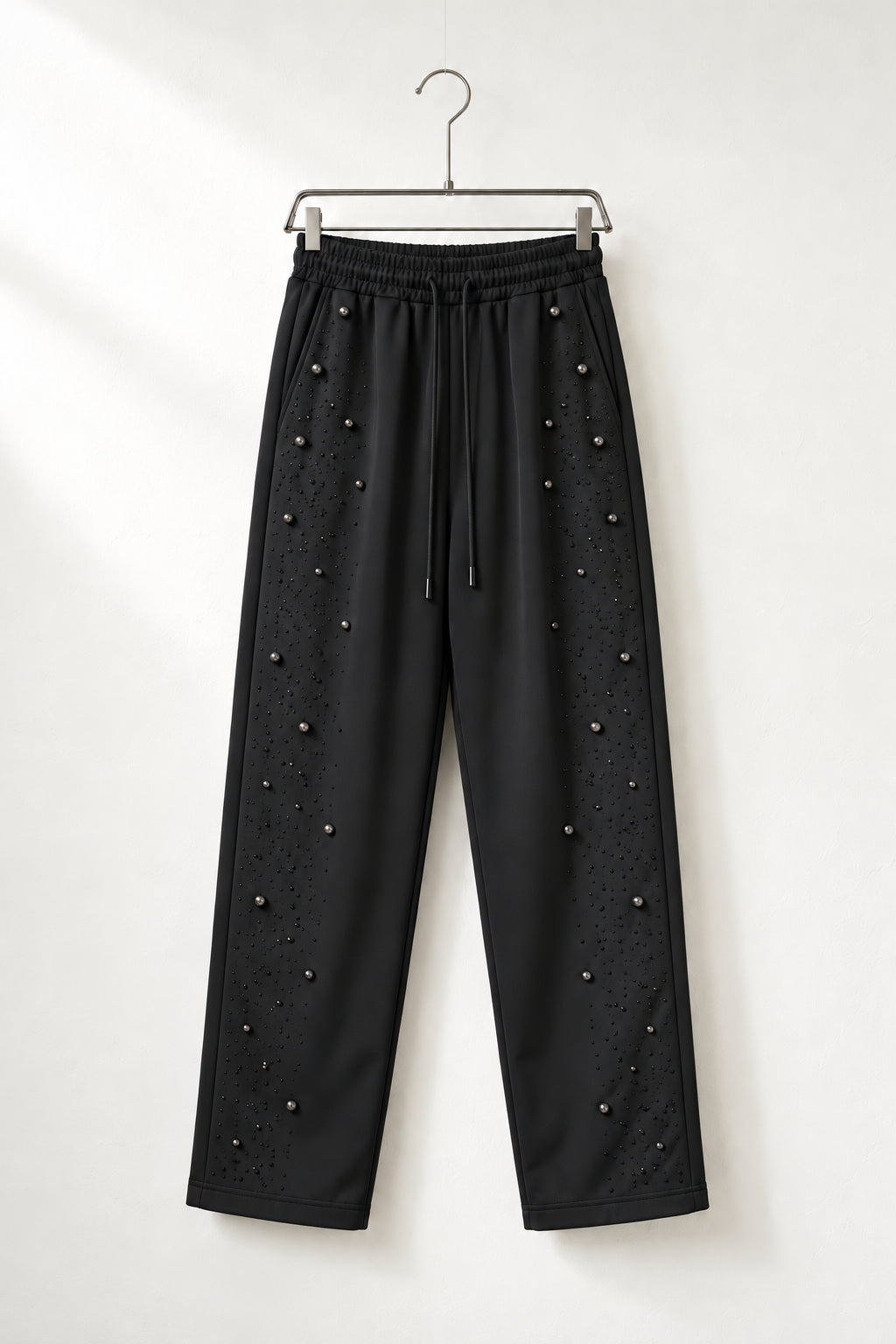 Pantaloni negri pentru bărbați cu croială dreaptă, șnur negru, strasuri și mărgele decorative, pe umeraș